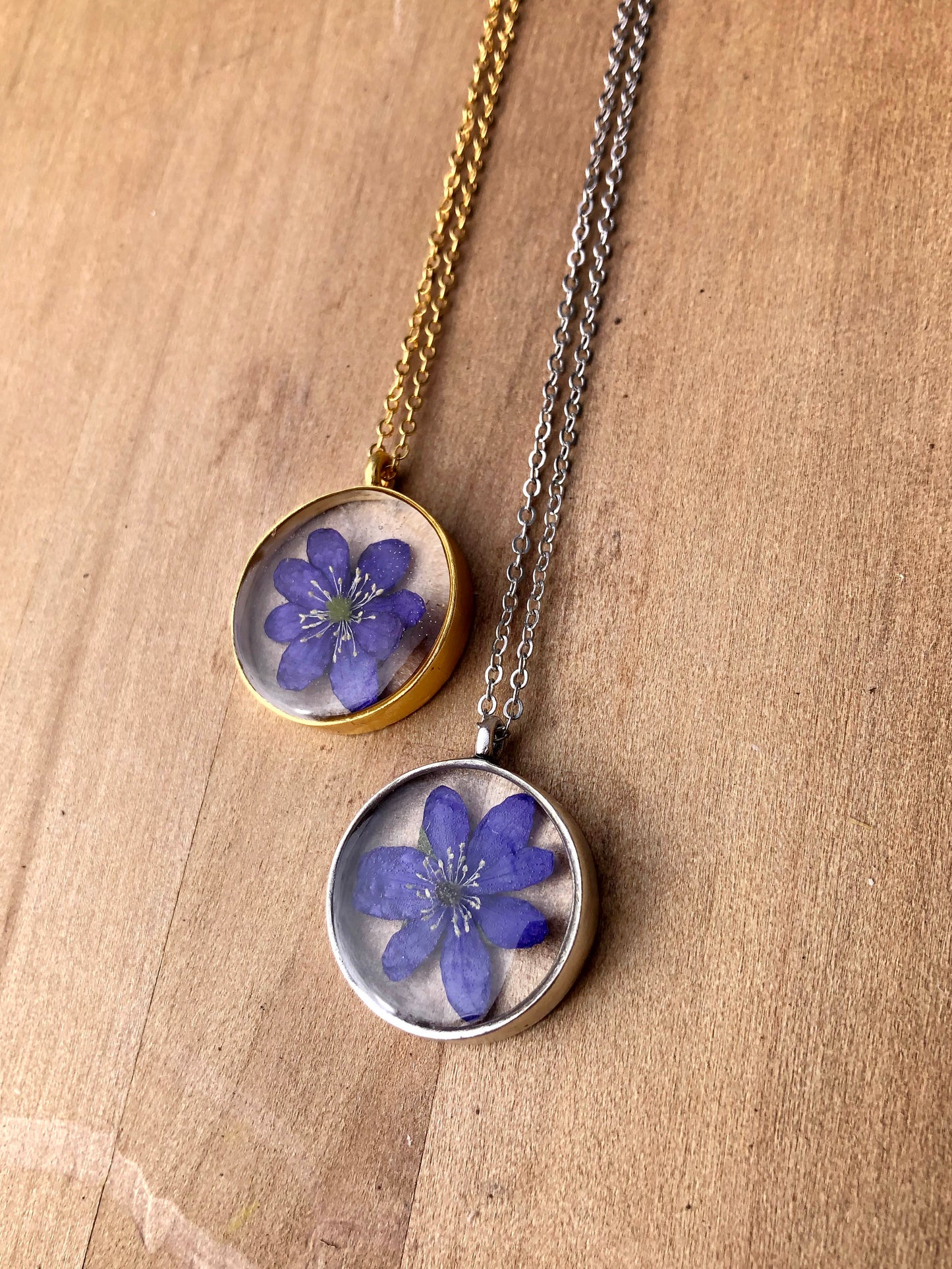 Halsband med Blåsippa