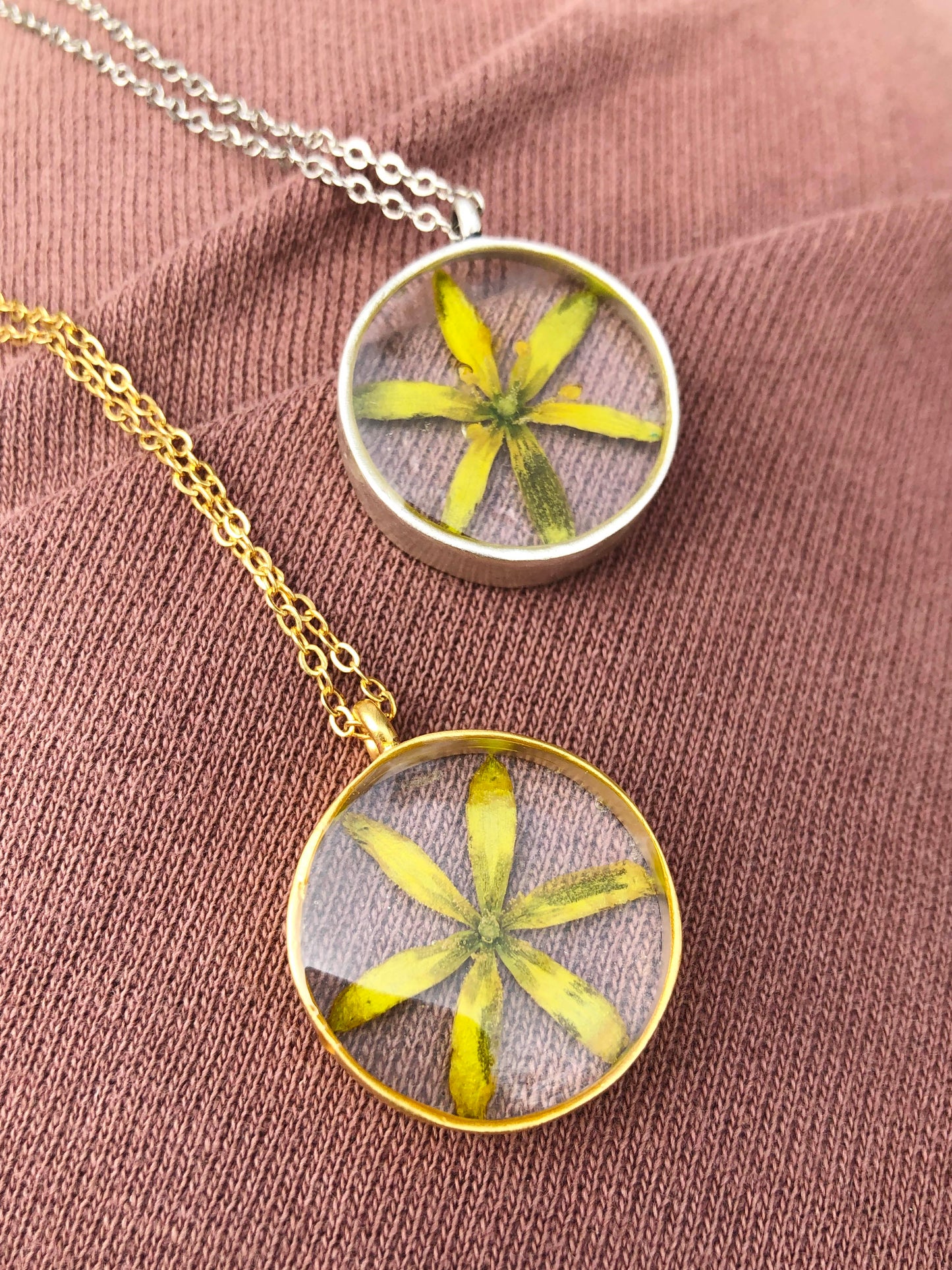 Necklace with Yellow Star-of-Bethlehem Flower (Gul Vårlök in Swedish)