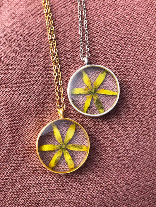 Necklace with Yellow Star-of-Bethlehem Flower (Gul Vårlök in Swedish)