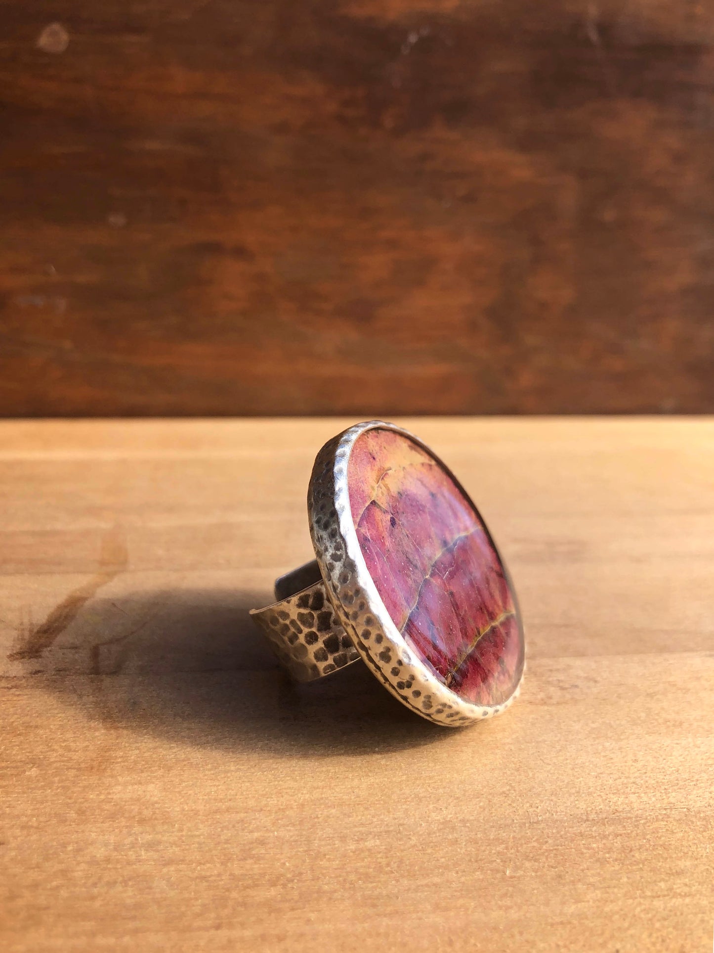 Stor ring med rosaskiftande löv