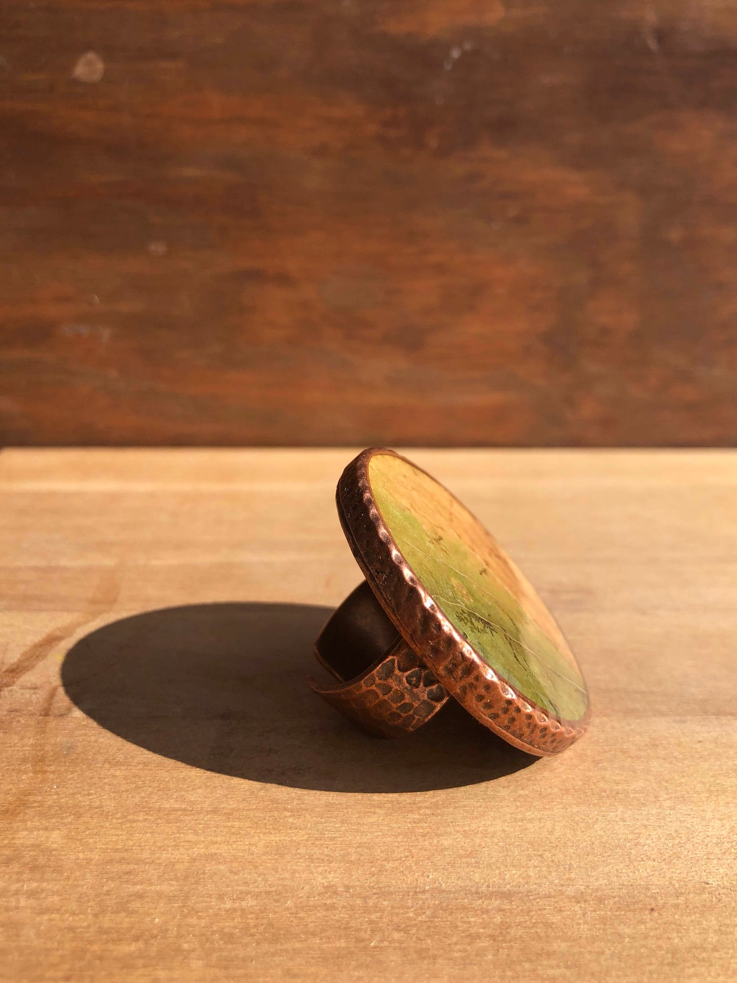 Extra stor ring av hamrad koppar med grönt och gult Asplöv