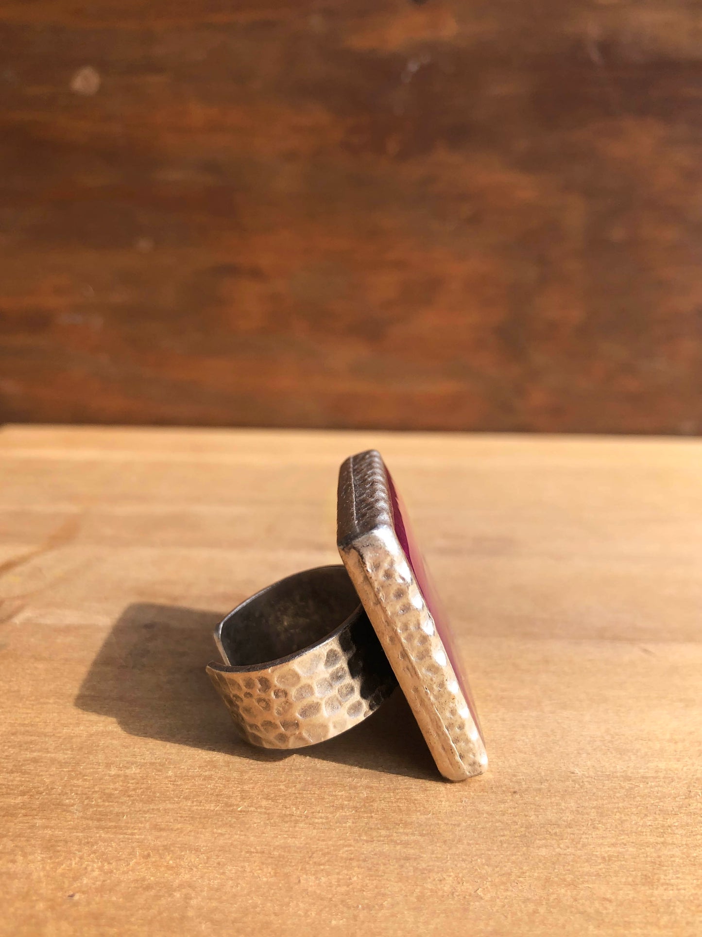 Stor fyrkantig ring gjord med chockrosa Pion
