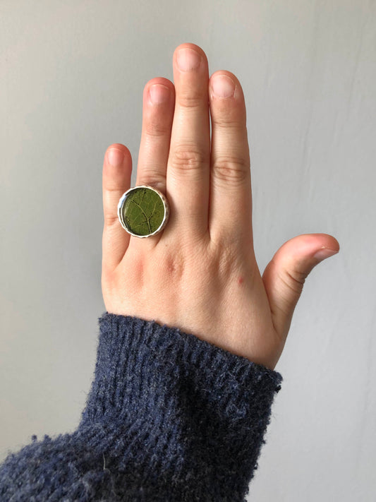 Medium ring with a green Aspen leaf