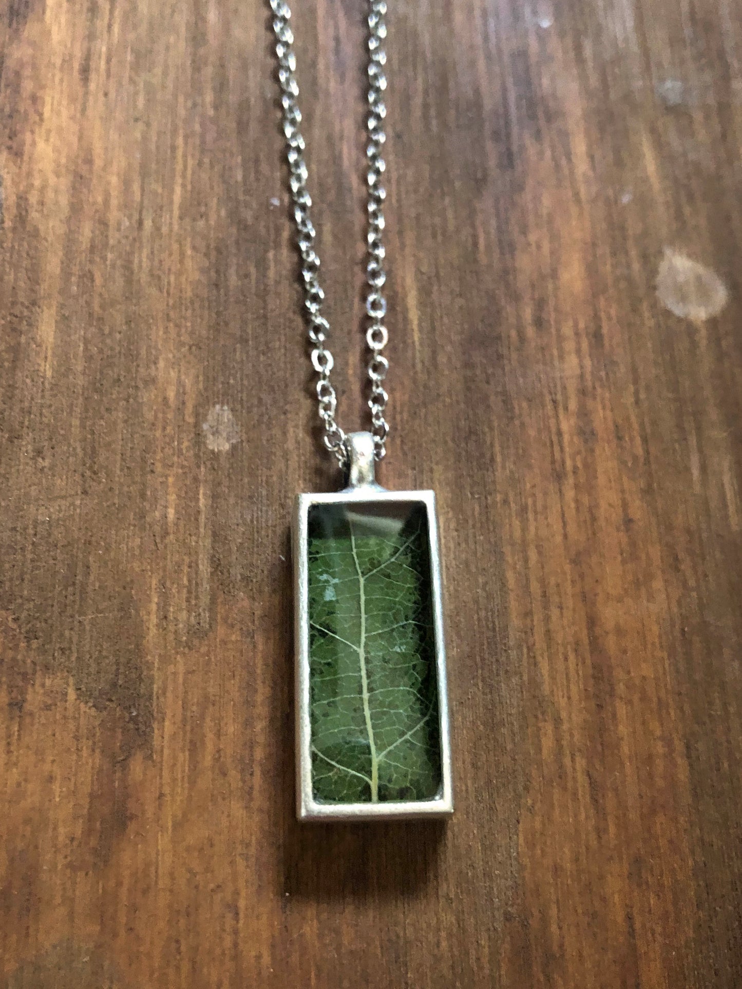Rektangulära halsband gjorda med färgglada blommor och löv