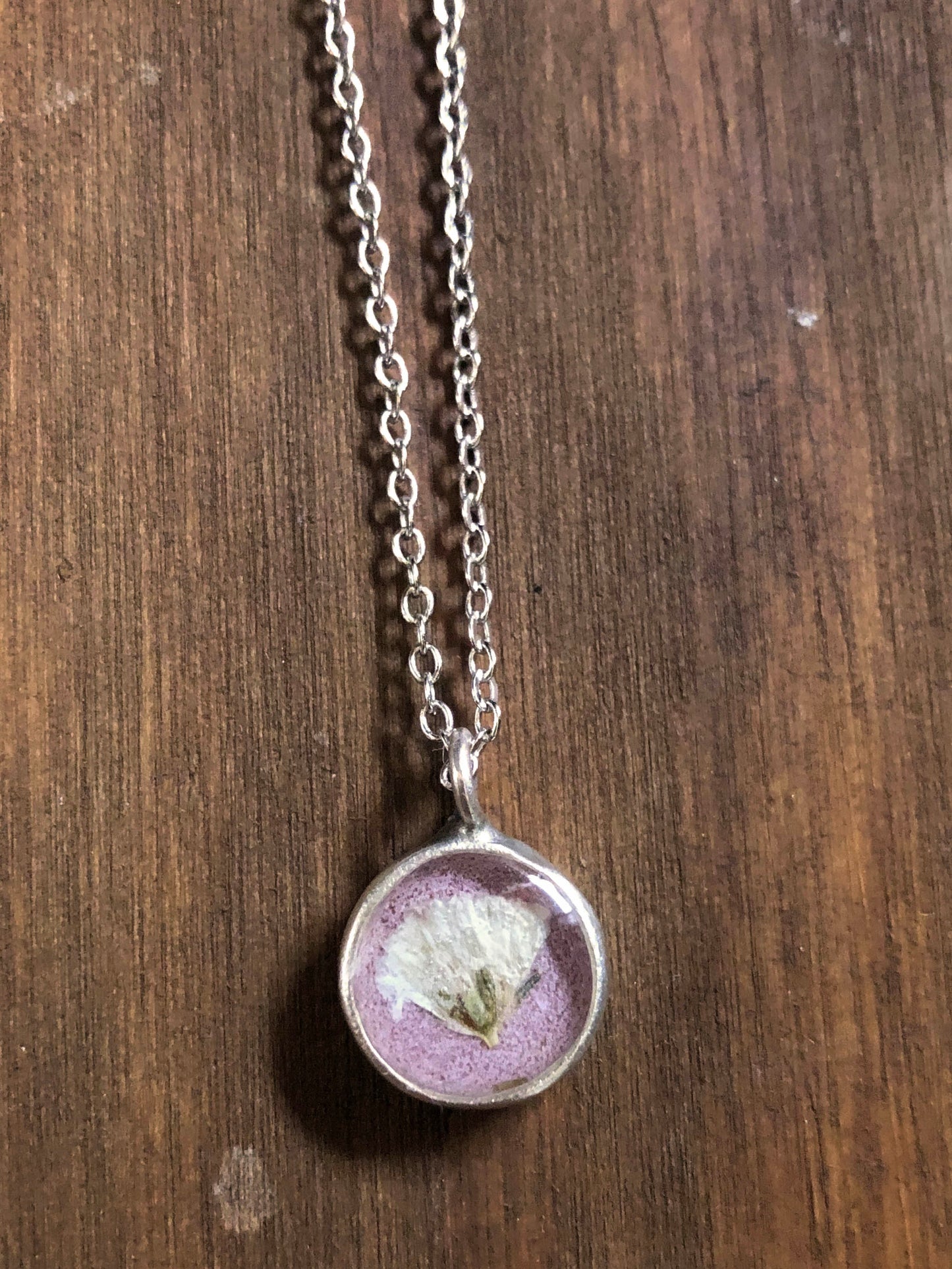 Vackra halsband i pastell med Brudslöja