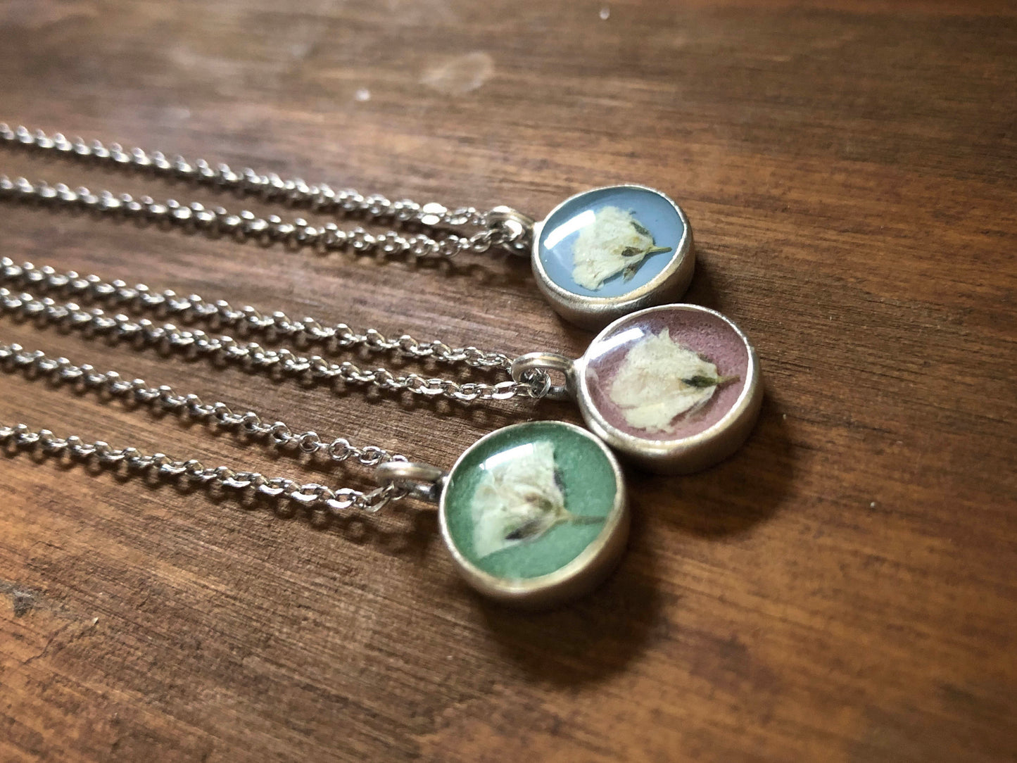 Vackra halsband i pastell med Brudslöja
