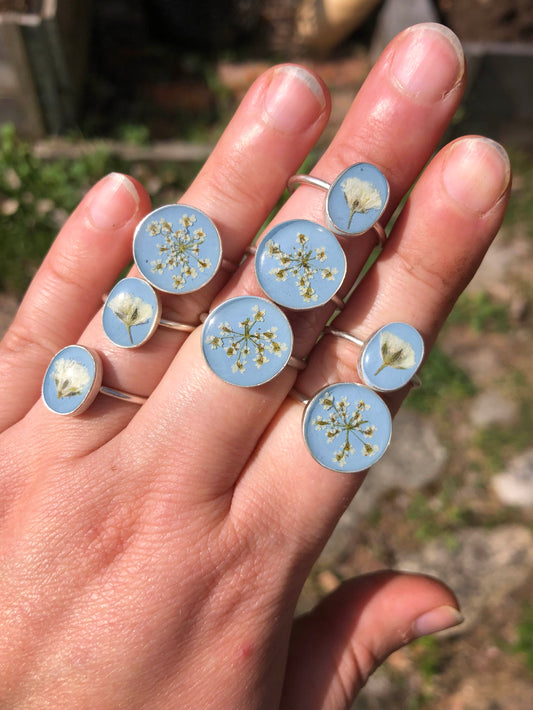 Pastel Blue Ring with real Baby's Breath flowers (Brudslöja)