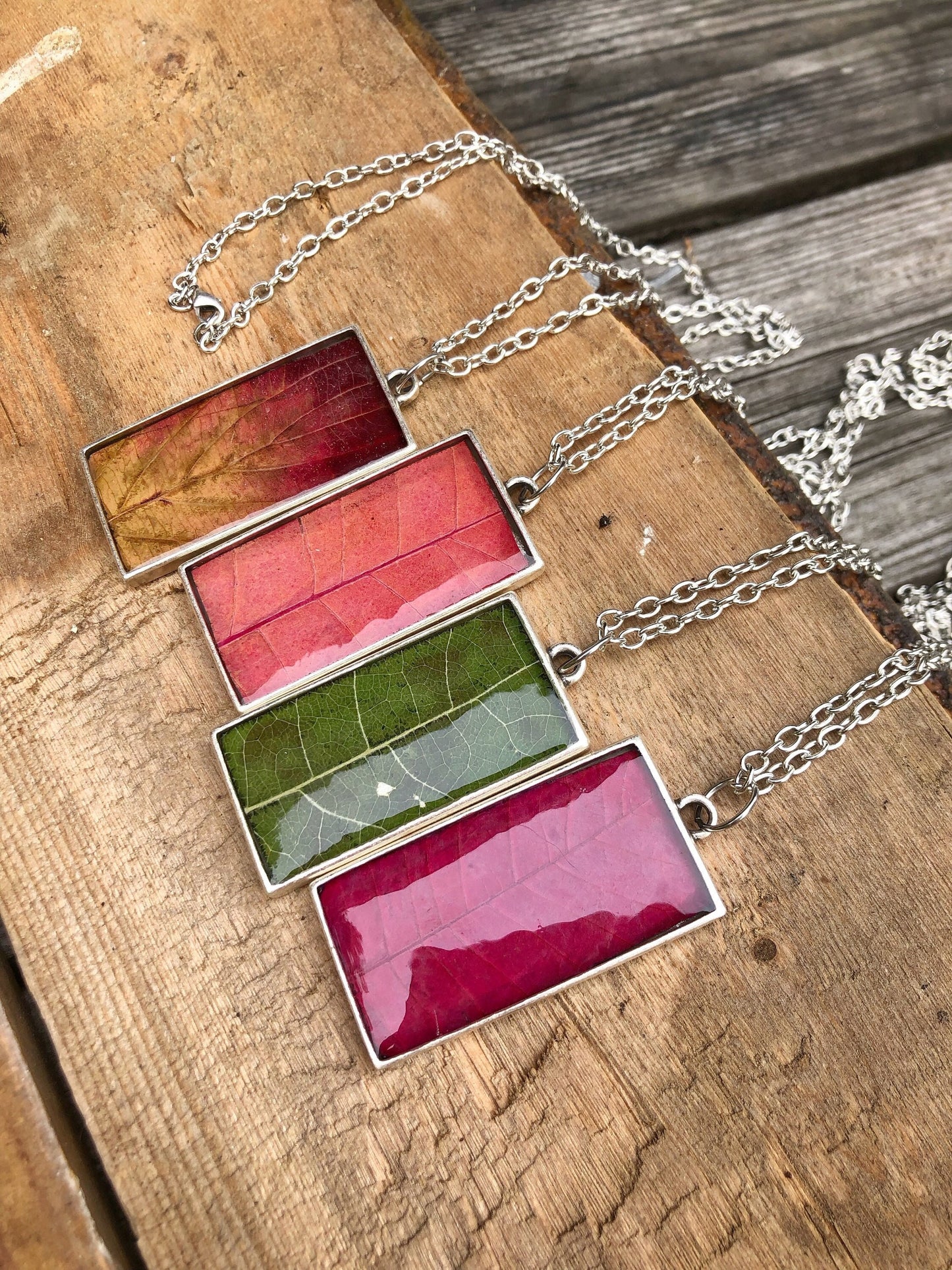 Rektangulärt halsband med färgglada löv