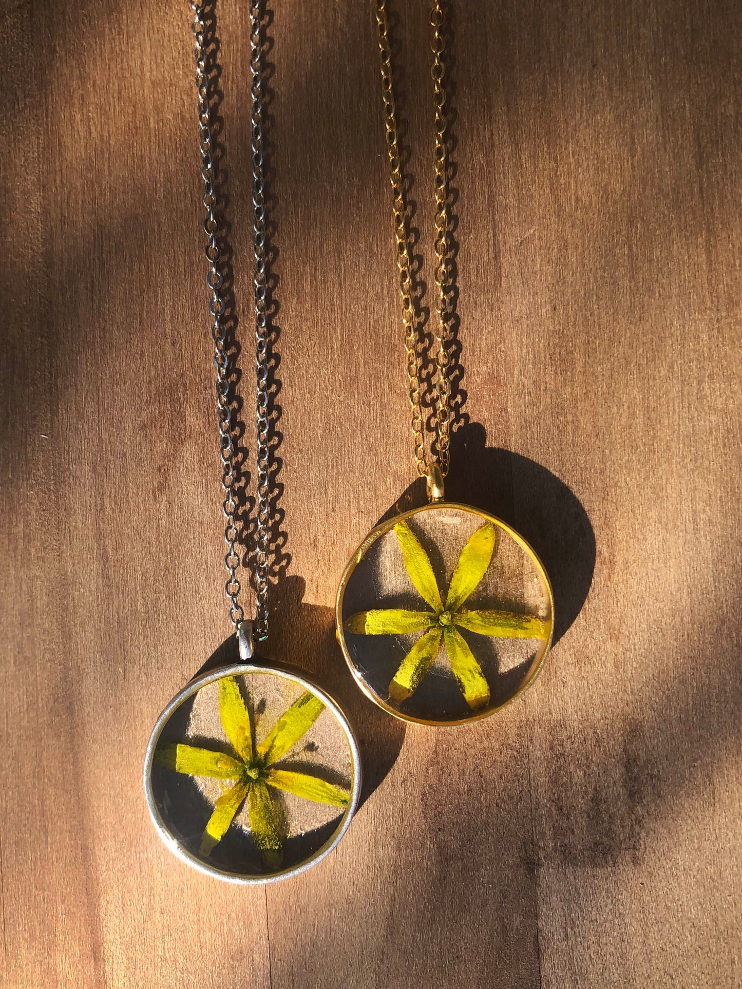 Necklace with Yellow Star-of-Bethlehem Flower (Gul Vårlök in Swedish)