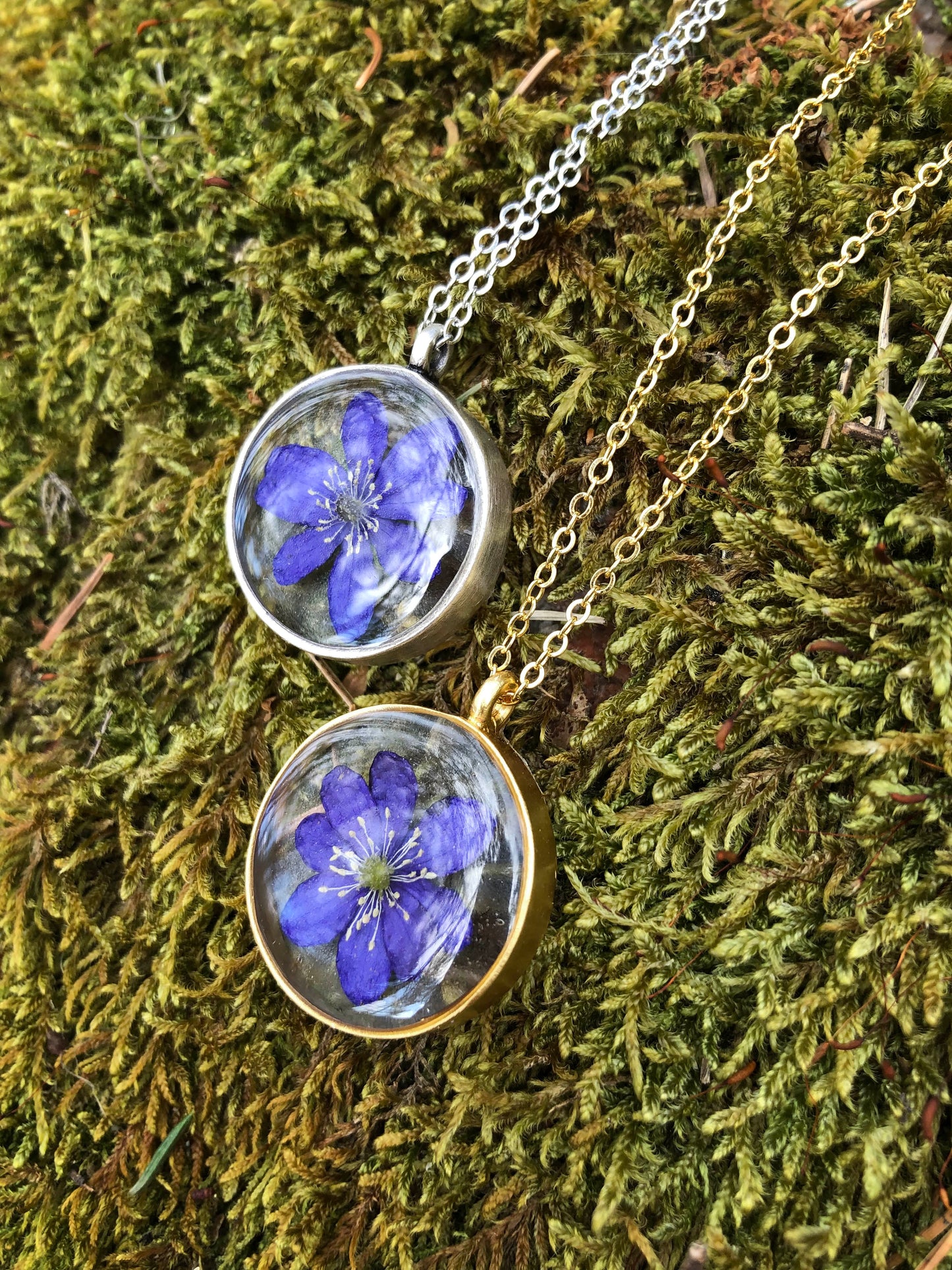 Halsband med Blåsippa