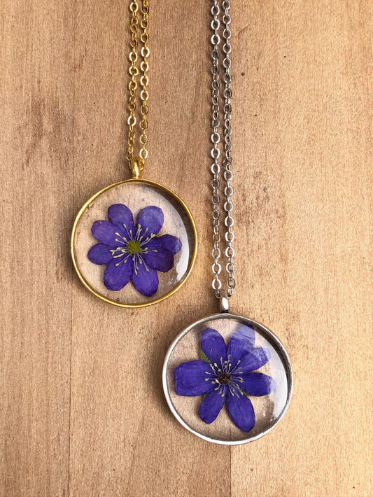 Halsband med Blåsippa