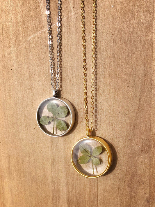 Halsband med äkta fyrklöver