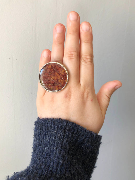 Stor ring med skiftande vinrött Asplöv