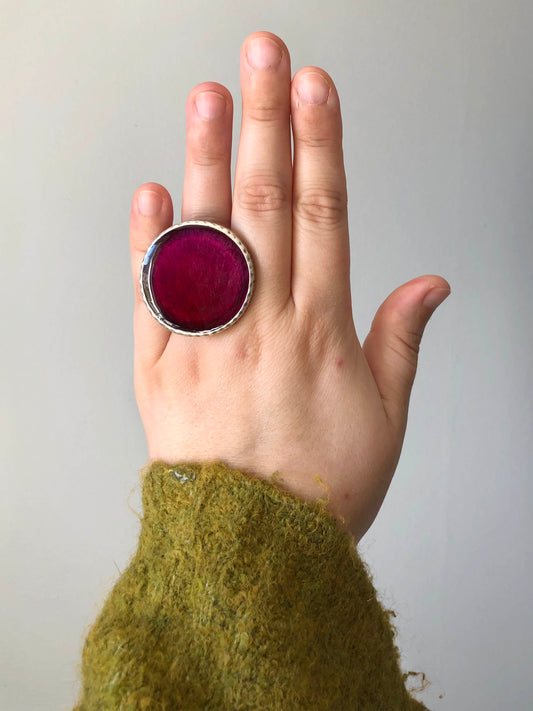 Stor ring med färgstark rosa Pion