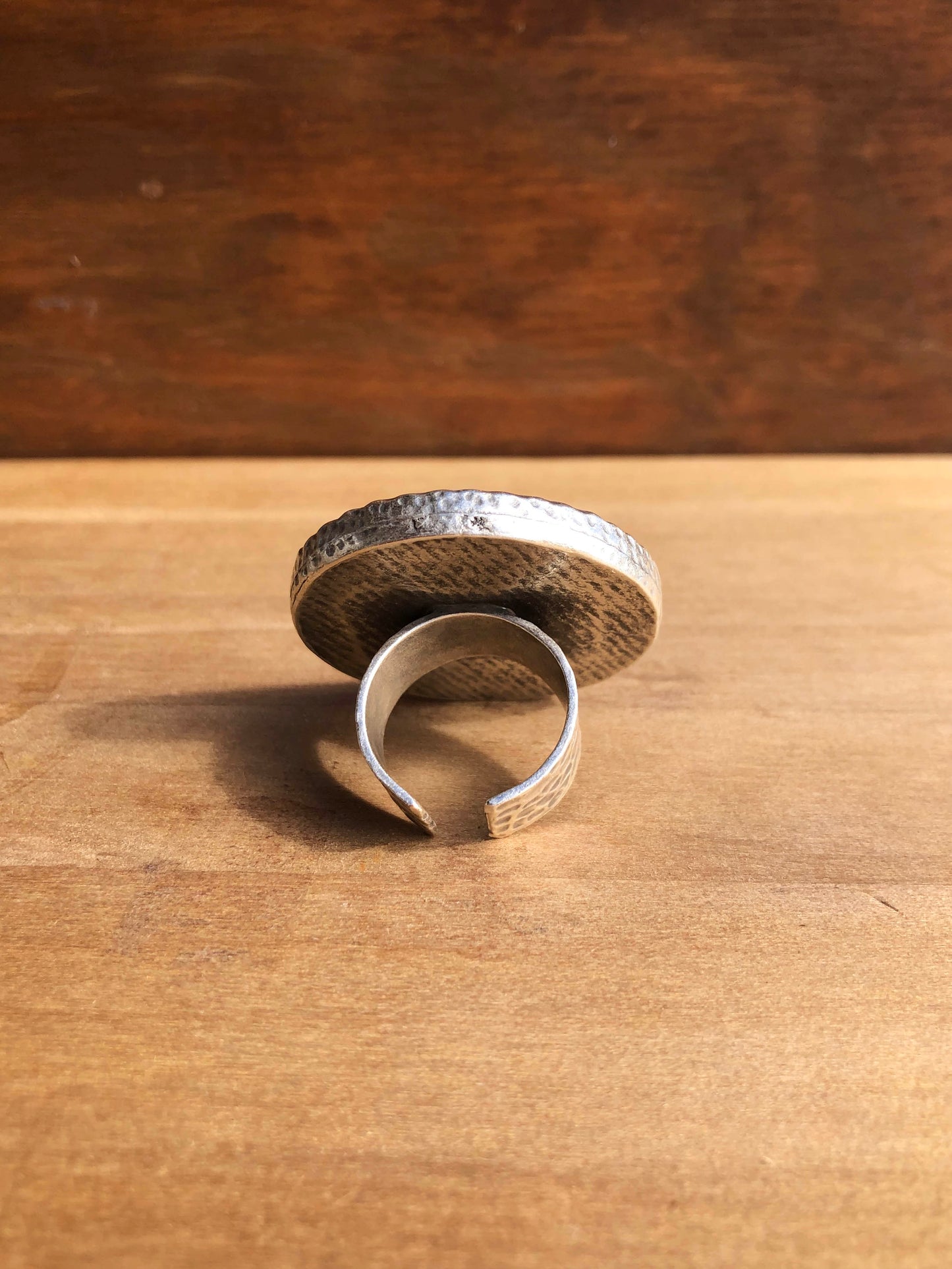 Stor ring med skiftande vinrött Asplöv