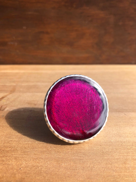 Stor ring med färgstark rosa Pion