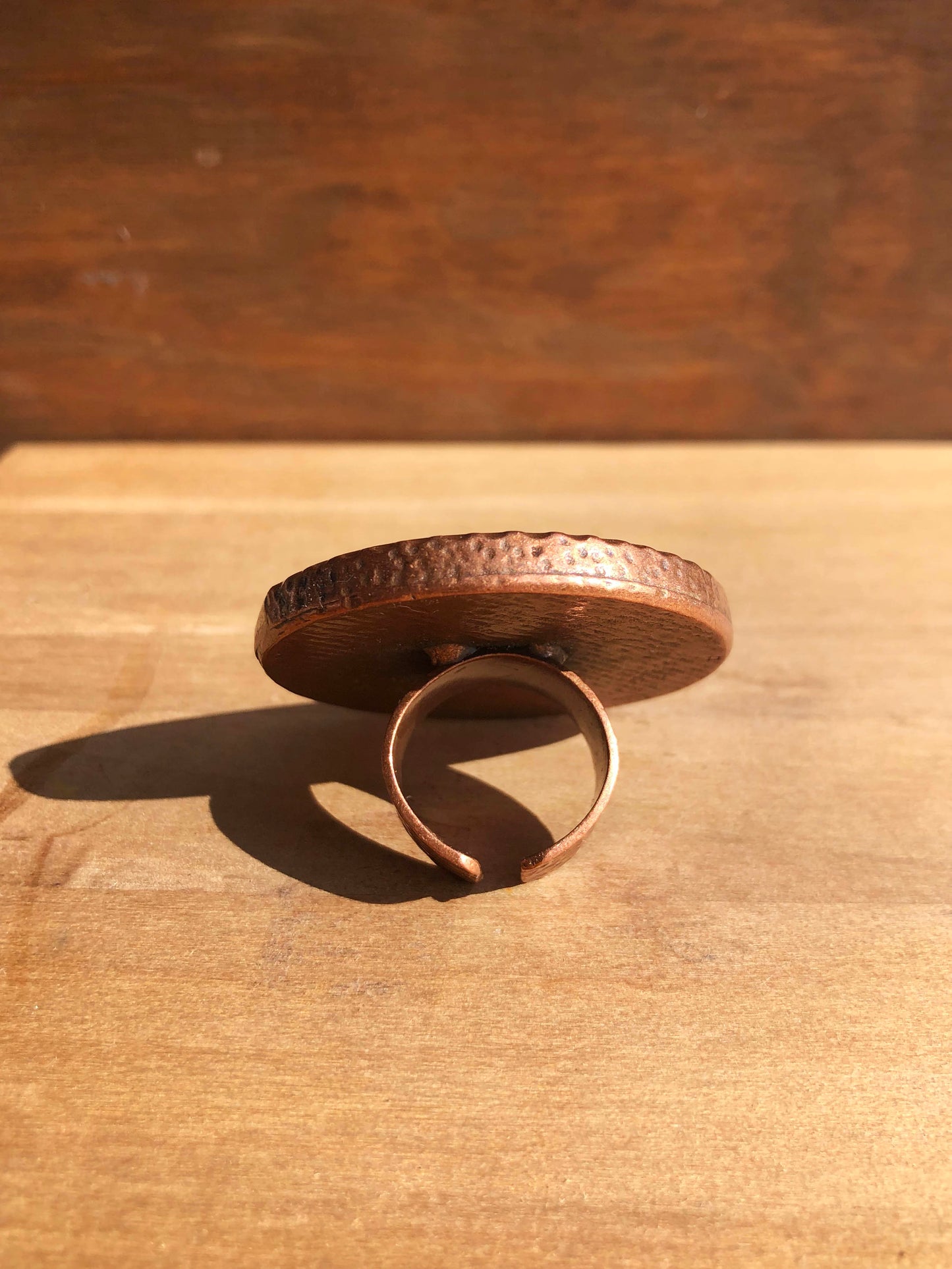 Extra stor ring av hamrad koppar med grönt och gult Asplöv