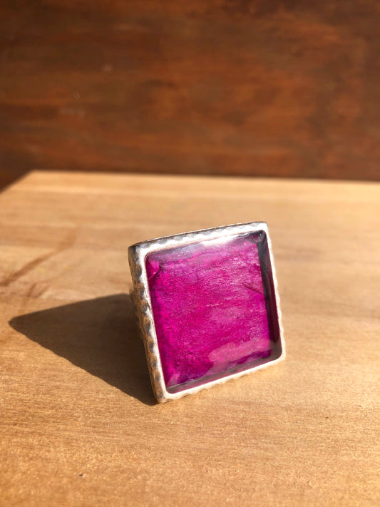 Stor fyrkantig ring gjord med chockrosa Pion