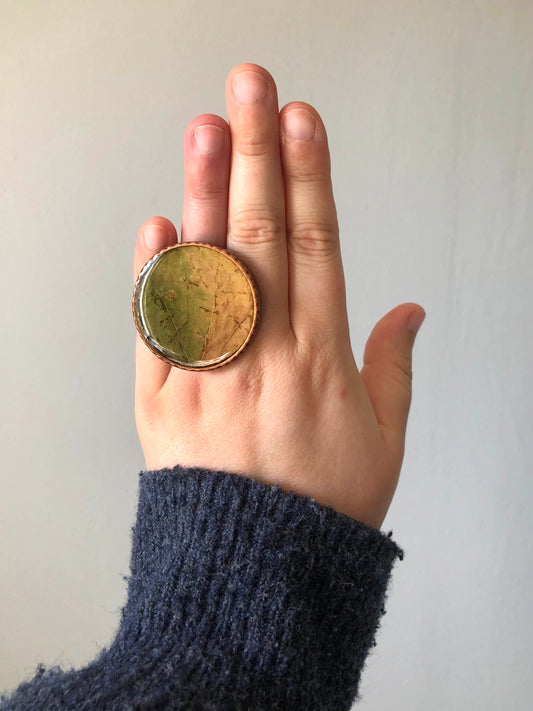 Extra stor ring av hamrad koppar med grönt och gult Asplöv