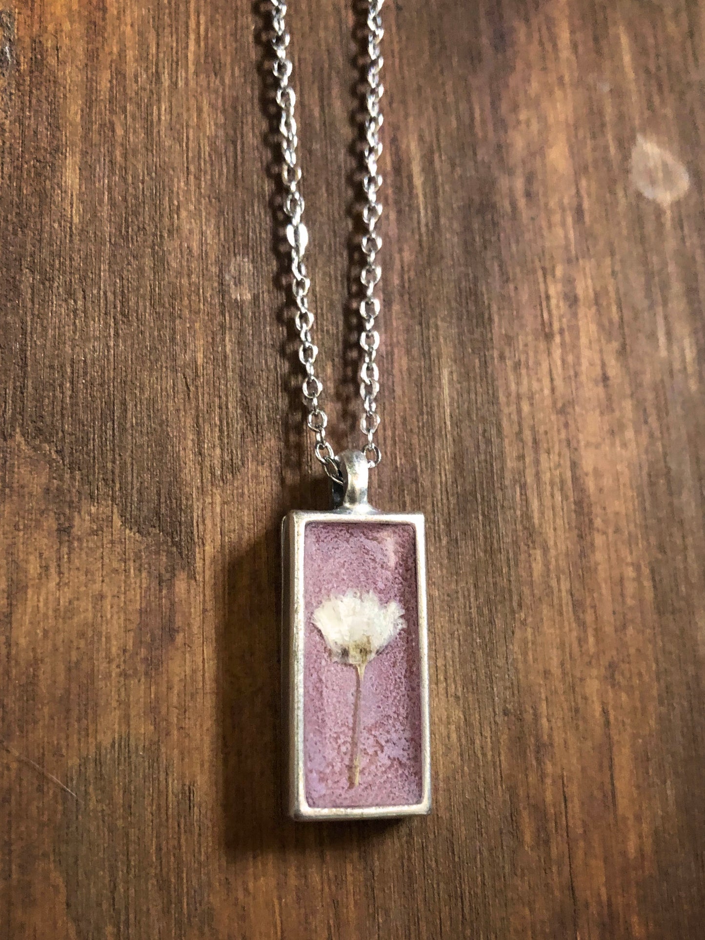 Rektangulära halsband gjorda med färgglada blommor och löv