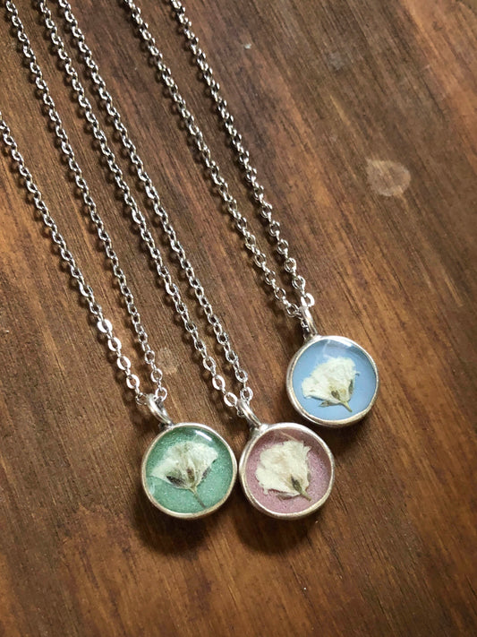 Vackra halsband i pastell med Brudslöja