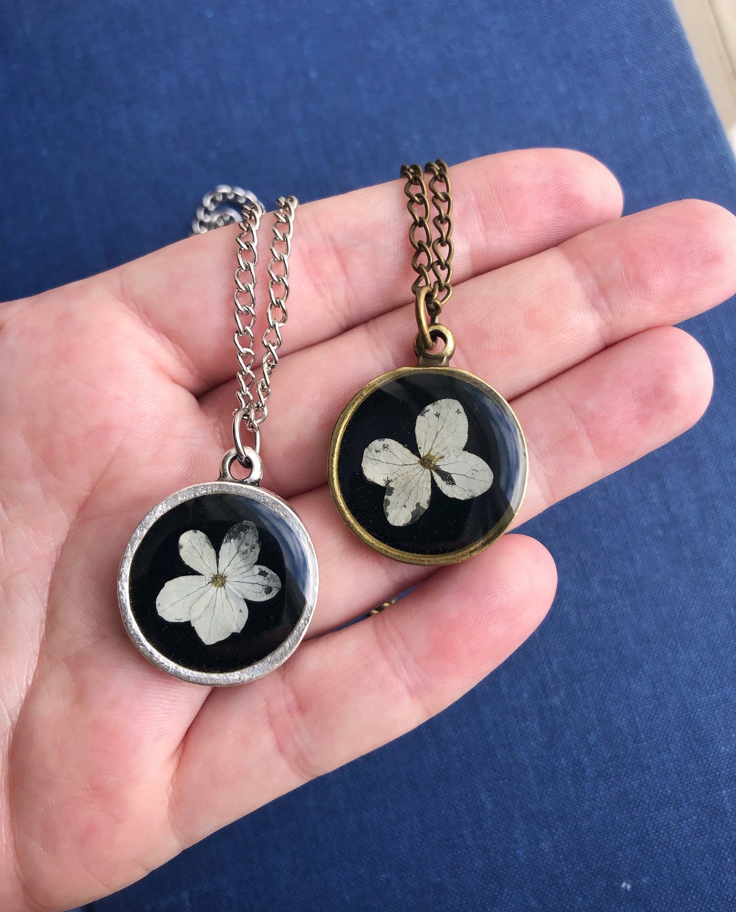 Halsband med vit Hortensia